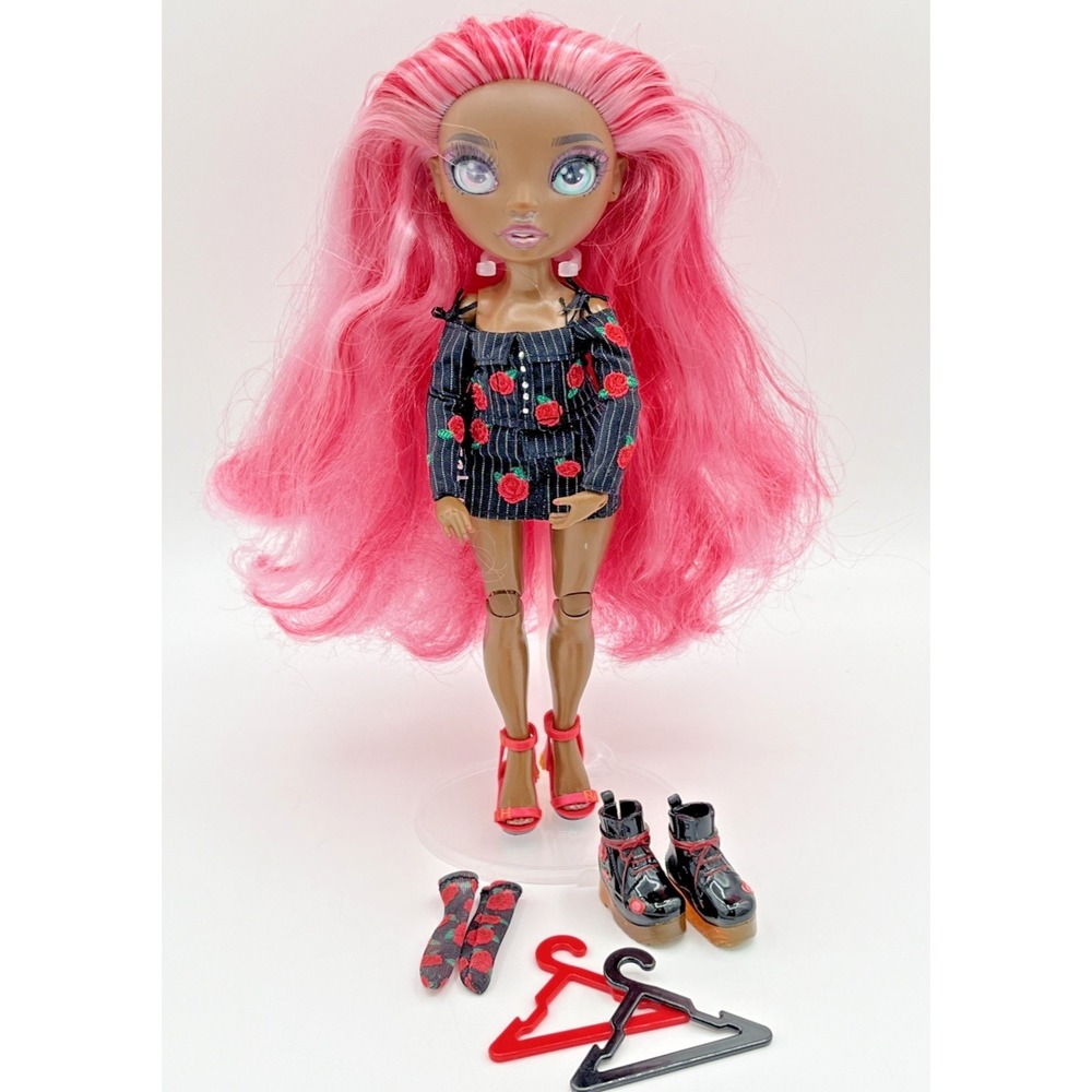 Rainbow High Daria Roselyn Doll & Outfit Shirt Skirt‎ Shoes Socks Hanger MGA